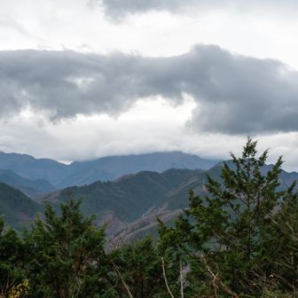 峰山からの展望
正面の雲被ってるのが加入道山・大室山
左の窪みが犬越路
晴れていれば右の窪みから富士山