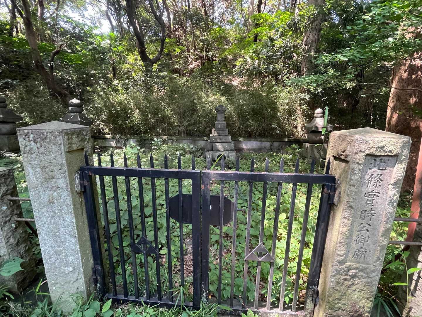 北条実時の墓
墓の裏手が日向山