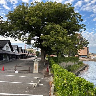 山居倉庫は新井田川のほとりにある米倉群