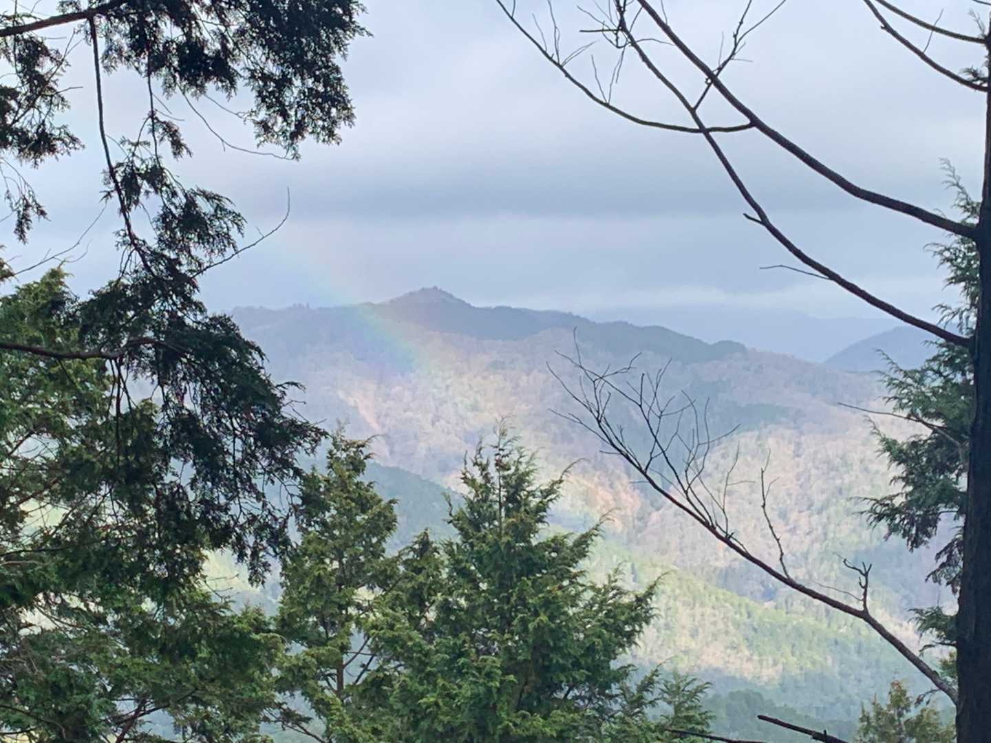 古知谷からの尾根に上がると　皆子山方面に日が当たり　虹が出ました🌈
北山時雨が来てますが　焼杉山には来ていません😀
