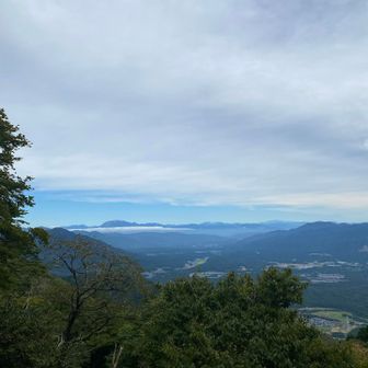 なんだかんだで8合目を過ぎてからの景色ポイント。

伊吹山、御嶽山、遠くに槍ヶ岳を臨みます。