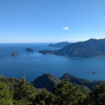 さっき登った頂山（中右側奥）が見える。南東。尾鷲市天満浦方面。尾鷲市大曽根浦の町並み（右）