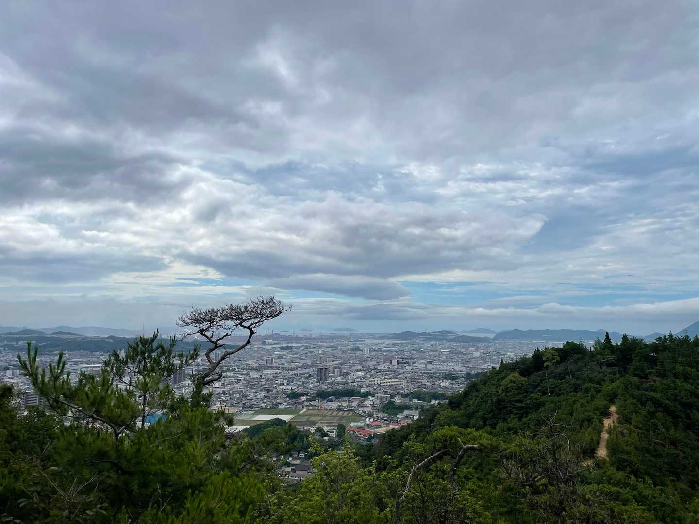 振り返って
雲低いけど青空も💙