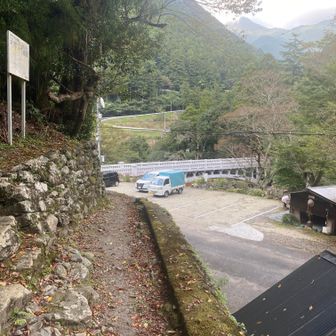 ようやく下山。駐車場の管理の方が花を綺麗にされてました。気持ちのいい駐車場です。