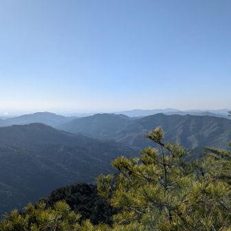 河原川の谷。南西。森ヶ嶺（中左側）高野御前山（中右）五井山（中右最奥）経ヶ峯（右左奥）遠望峰山（右最奥）