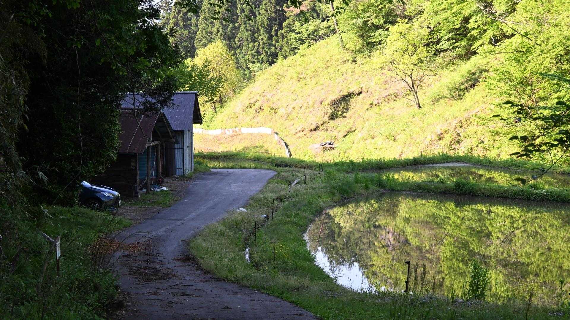 上から見た写真。左の小屋の横に停めさせていただきました。地主さんの了解を得られ嬉しかった。