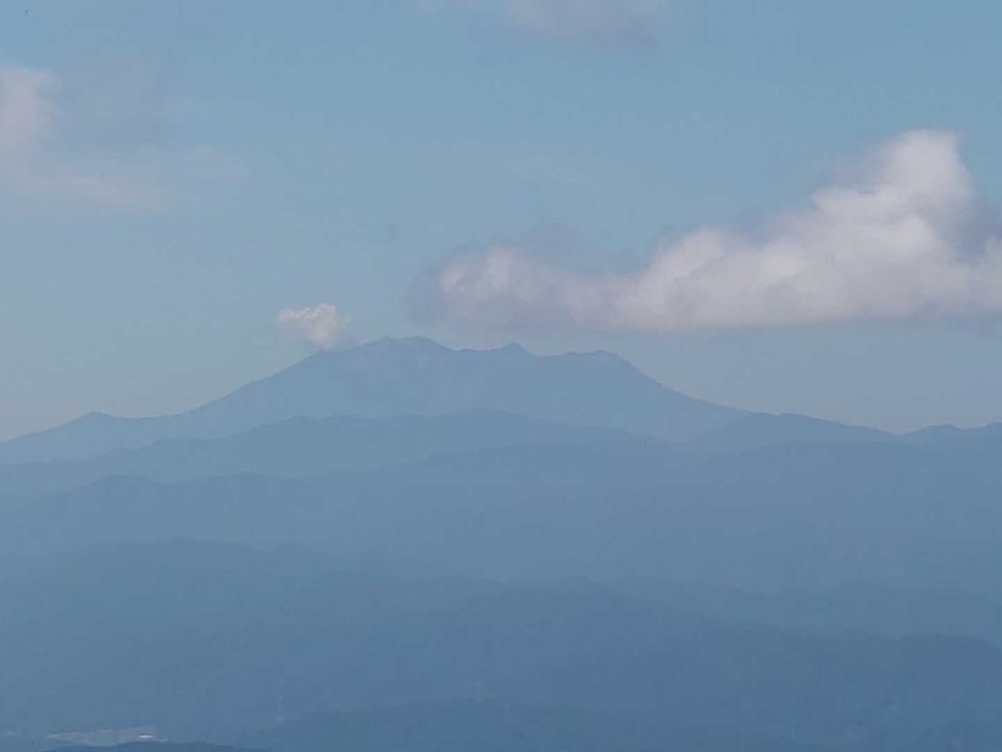 御嶽山をアップで🔭
好きだ〜😍
常念岳に登った時に見て以来、魅了されてしまいました😻