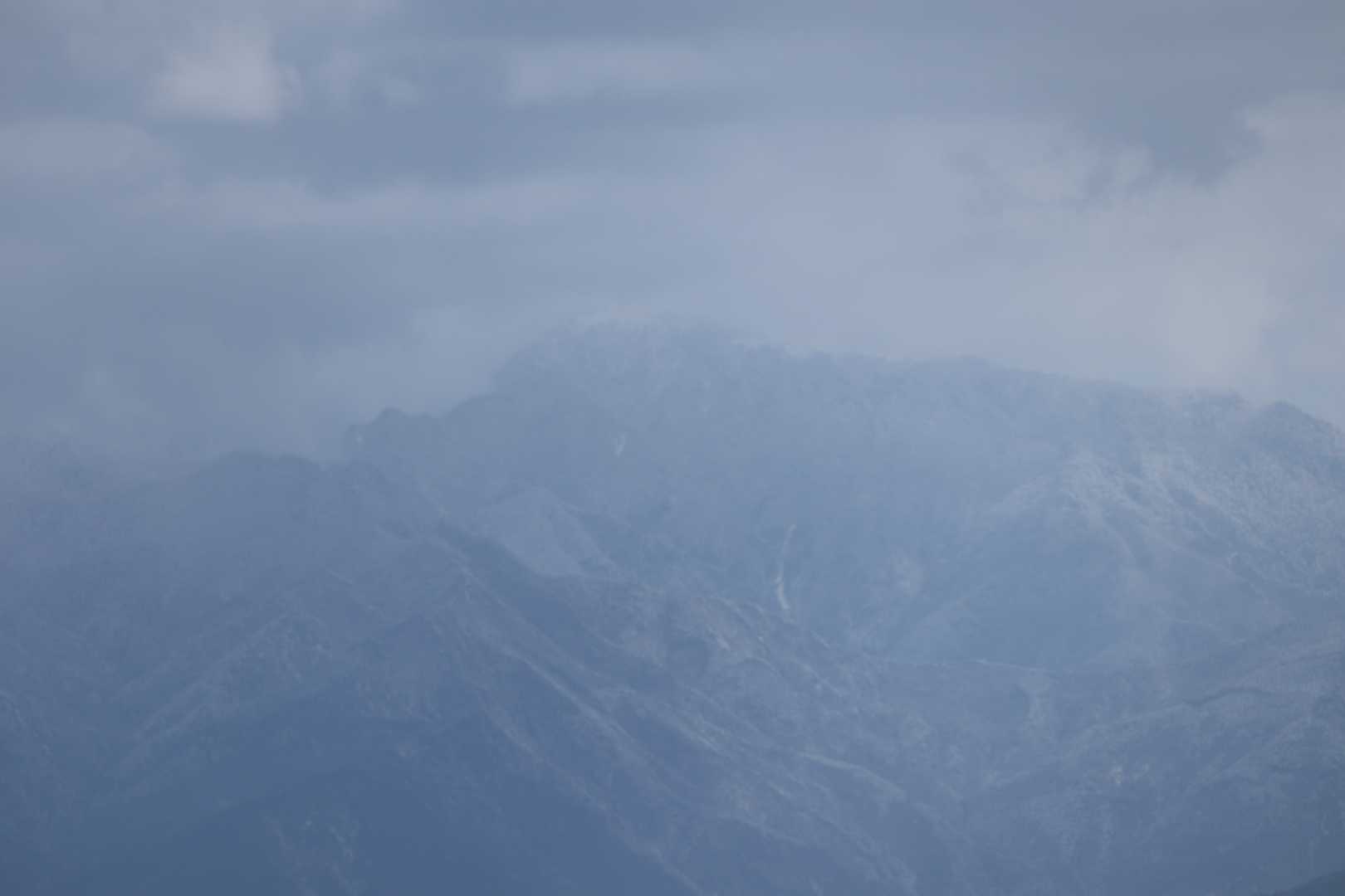 瓶ヶ森は頂上付近が見えてます