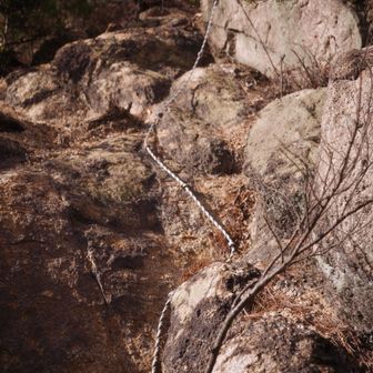 少しザレがあるなーと思ったら
ロープもきちんとありました！
ありがたいです🙏
でも、岩がしっかりしているので
そちらを頼った方が良いかも！