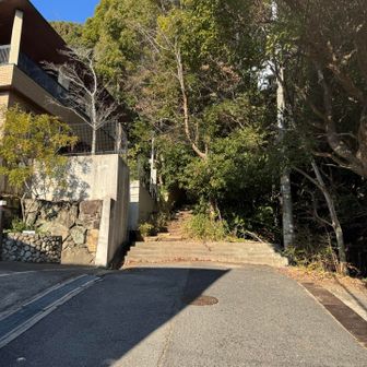 阪急芦屋川駅から街を抜け、今日は城山登山口から出発。