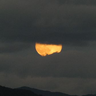 でも、すぐに雲に隠れてしまいそう