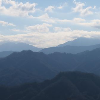 要害山から檜洞丸と大室山
左側が檜洞丸、右側が大室山
この2座は私の体力では無理っぽいです😥