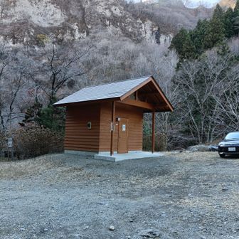 駐車場のトイレ
きれいなトイレで、まだ新しいのか木の香りがする。

ヤマビルの注意書きがあった。