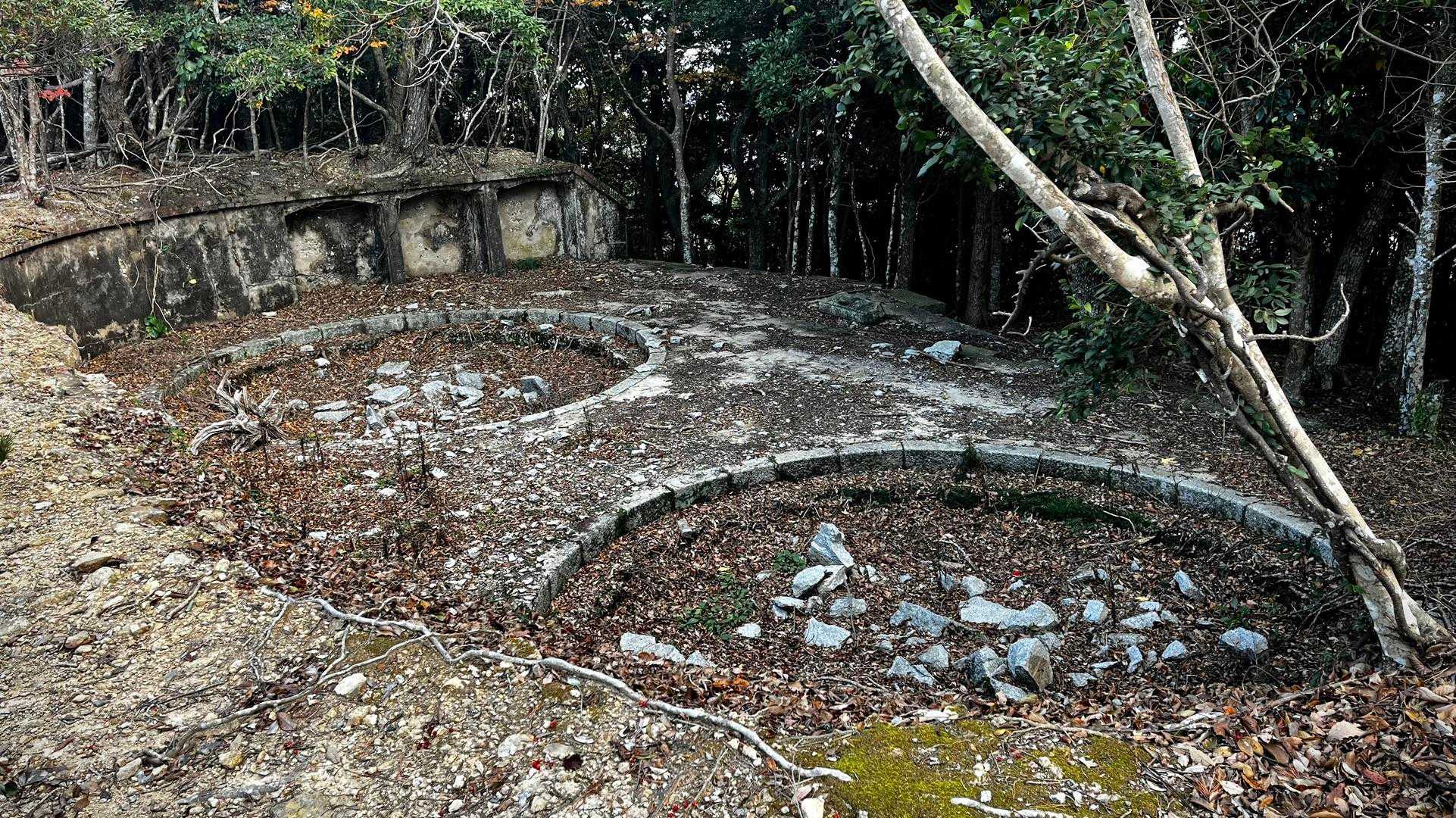 城山 山頂下の “砲台跡”到着  日露戦争遺産
こちらは  “TUSHIMA7”📛のAdventure❷のポイント