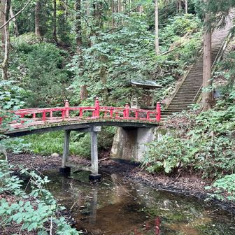 山頂から荒倉神社の石段を下りて来ました。
羽黒山と同じく神橋と思われる橋があります。