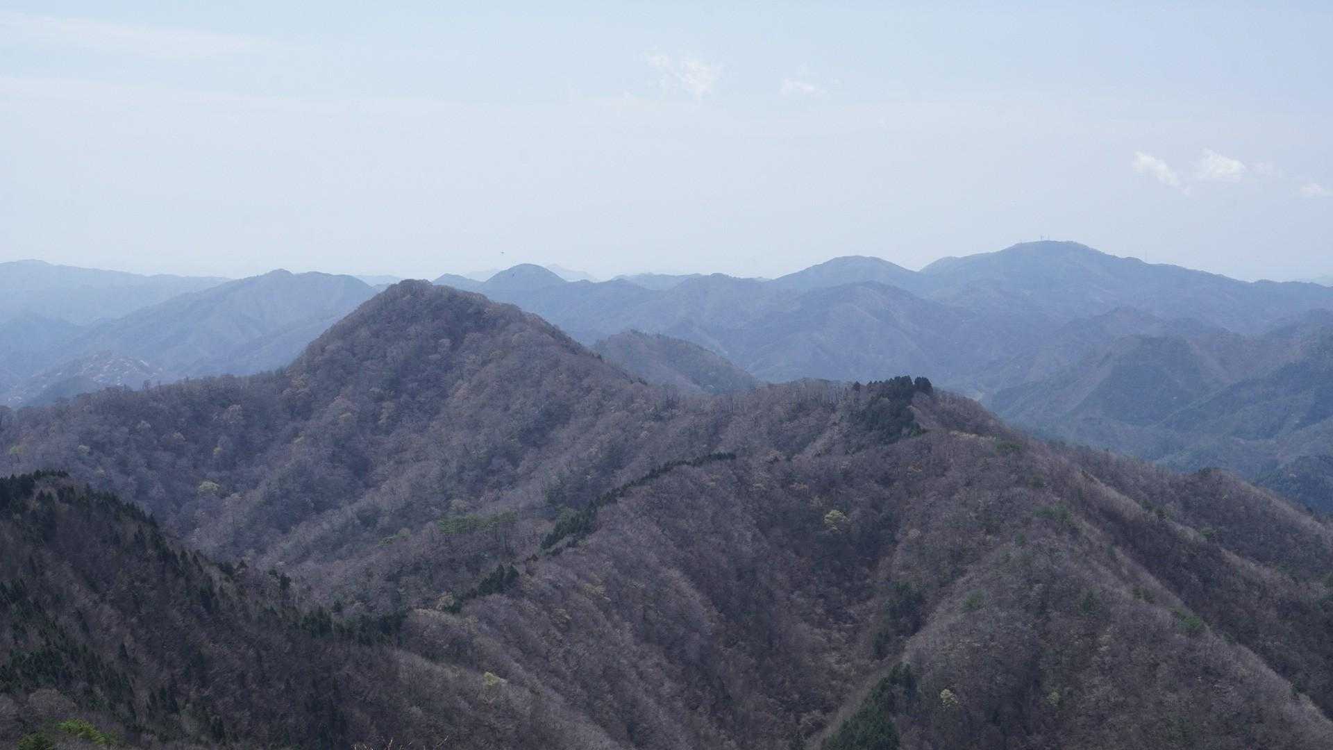 弟見山の展望台から莇ヶ岳を望む
