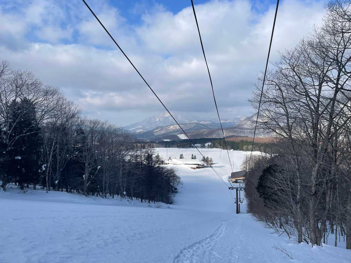 ゲレンデスタート⛷️
今シーズン休業らしい箕輪スキー場

我々以外の姿は見えずも先行者トレース有り
雪質しまってる