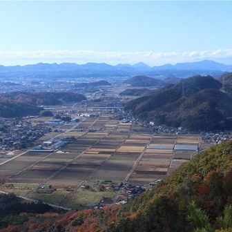 先日登った梨割山が見えます