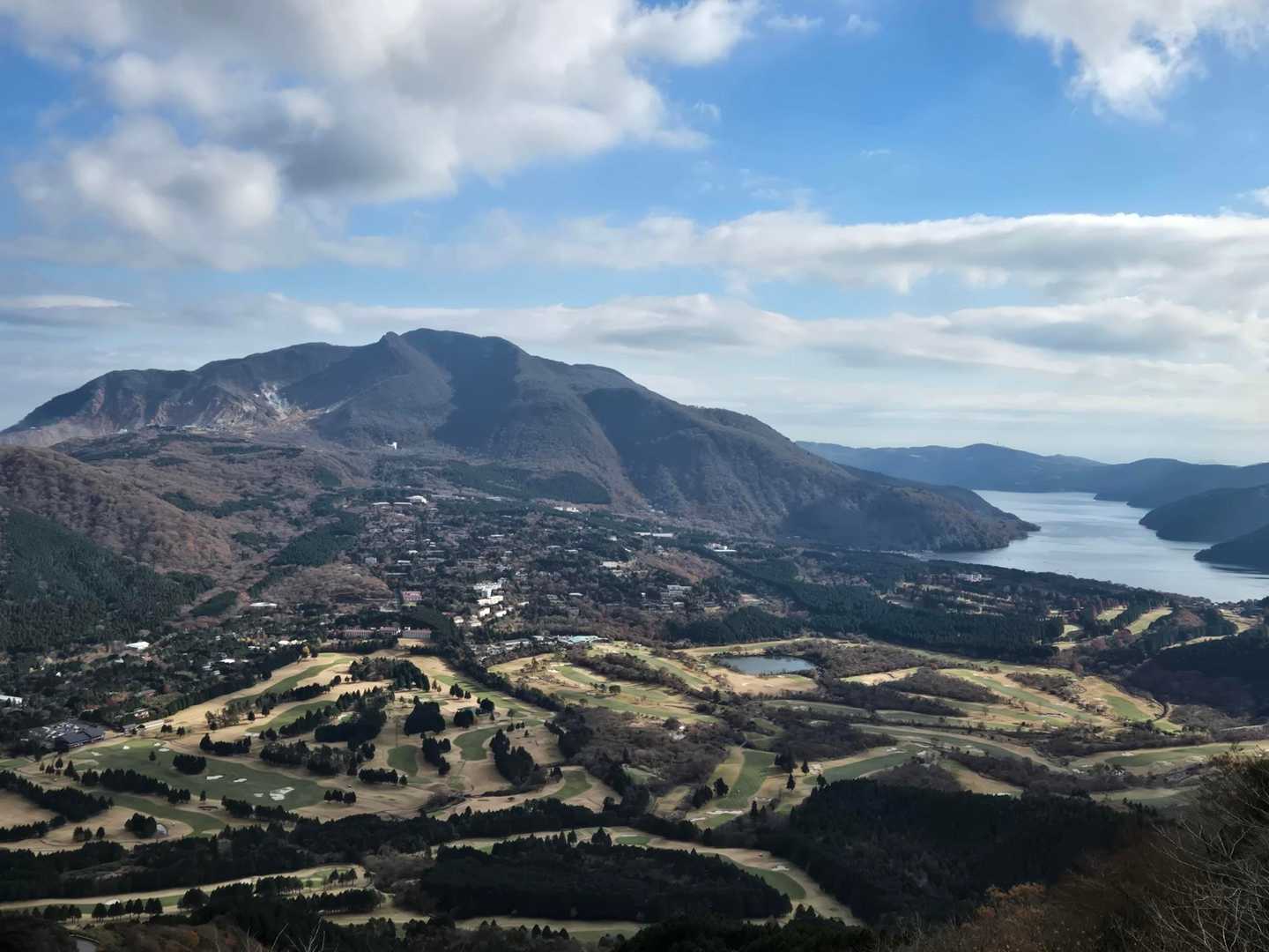 下山途中、芦ノ湖方面。太陽の光が当たり綺麗だったので📷