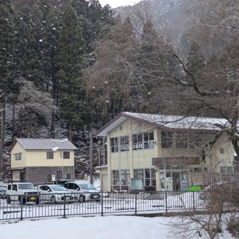 葛川市民センターここの駐車場に車を止めて出発します。
結構たくさんのハイカーさん達がいらしてました。