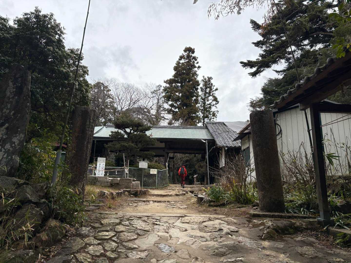天気もどんより曇りの小雨だからかな？なんか怖い😨💦酒解神社⛩️酒造りの神様みたいです　近くにサントリー山⛰️もあります🍶