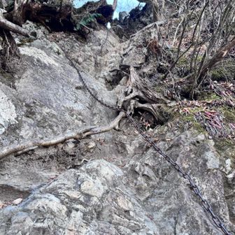 岩場講習会に初めて参加した時に師匠から、鎖をつける場所は限られる(始点が折れたり崩れたりしない場所につける)ので、鎖の垂れてる所が必ずしも登りやすいルートではない。まずは鎖に惑わされず、どのルートが登りやすいか見つける事が大切と言われました。