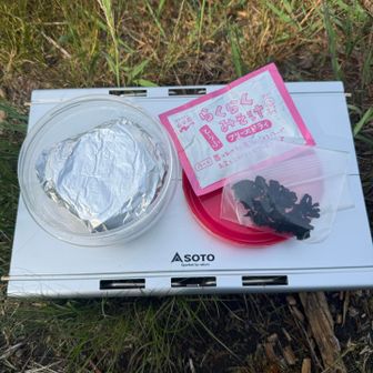ジップロックスクリューコンテナにおにぎりとインスタント味噌汁を詰めてきた