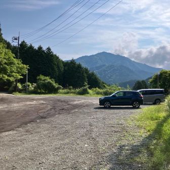 菩提峠。秋に来た時のスタート地点。
駐車場には2台しか止まっていなかった。