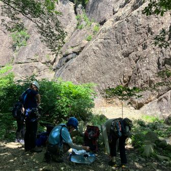 これから屏風岩でロッククライミングする人達