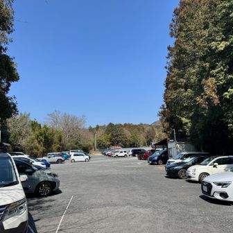 駐車場🅿️に到着‼️

少しルートは間違ったけど、何とか金勝アルプスを歩く事が出来ました🎶
ヽ（´∀｀）ノ

なんか、距離と高低差の割にタフなコースやった気がしました😅

無事、金勝アルプスバッチゲット‼️
(*´∀｀*)👍🏻