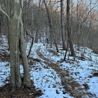 七重峠から堂平山へ登り始めた辺りが
日陰で、踏み固められた雪が凍っていて滑りやすかったです‼️