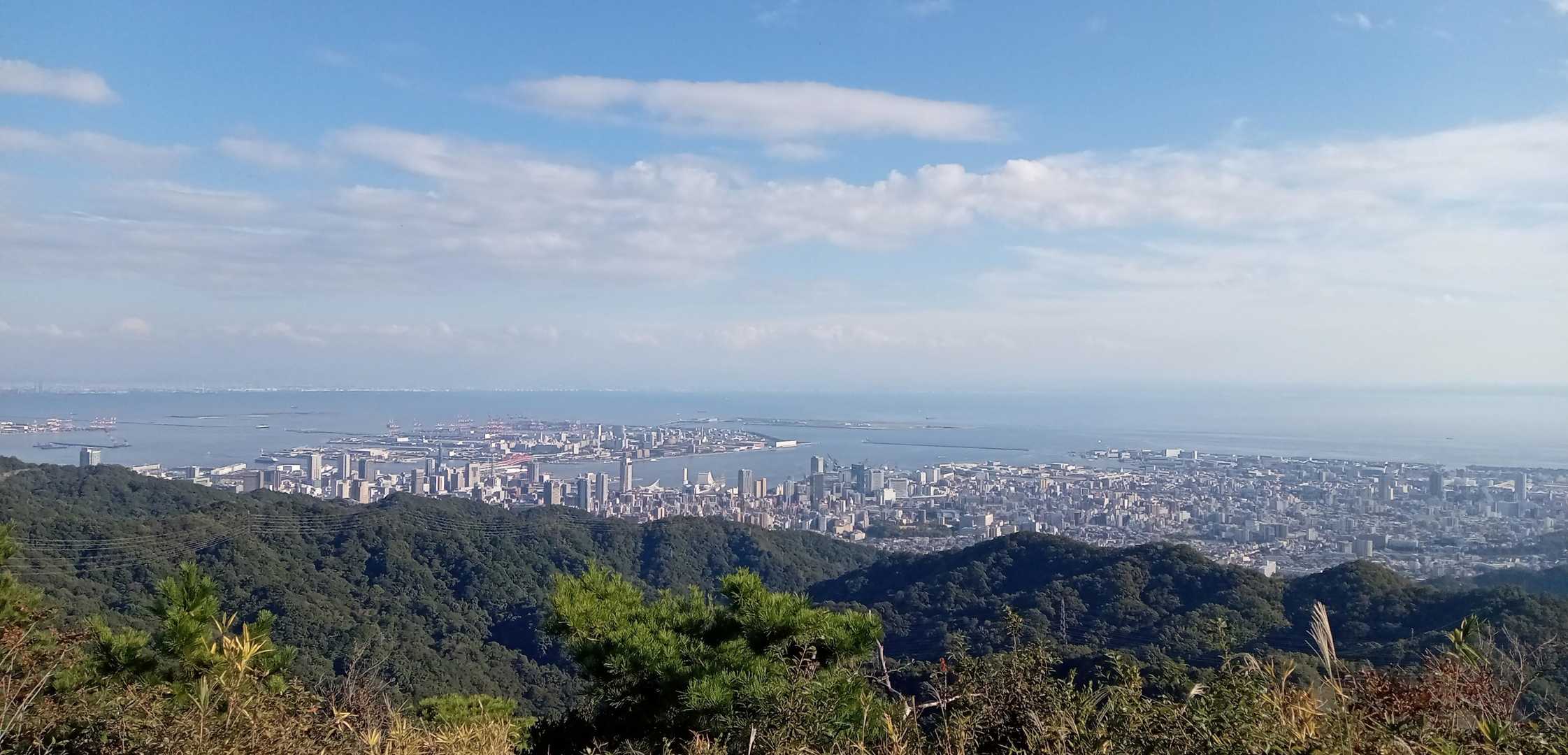 山頂てはないけど、お気に入りの場所から
遠くまで見渡せて気持ちがいい

来週はどこに登ろうか思案中。
暑さは少しましになるかな!?