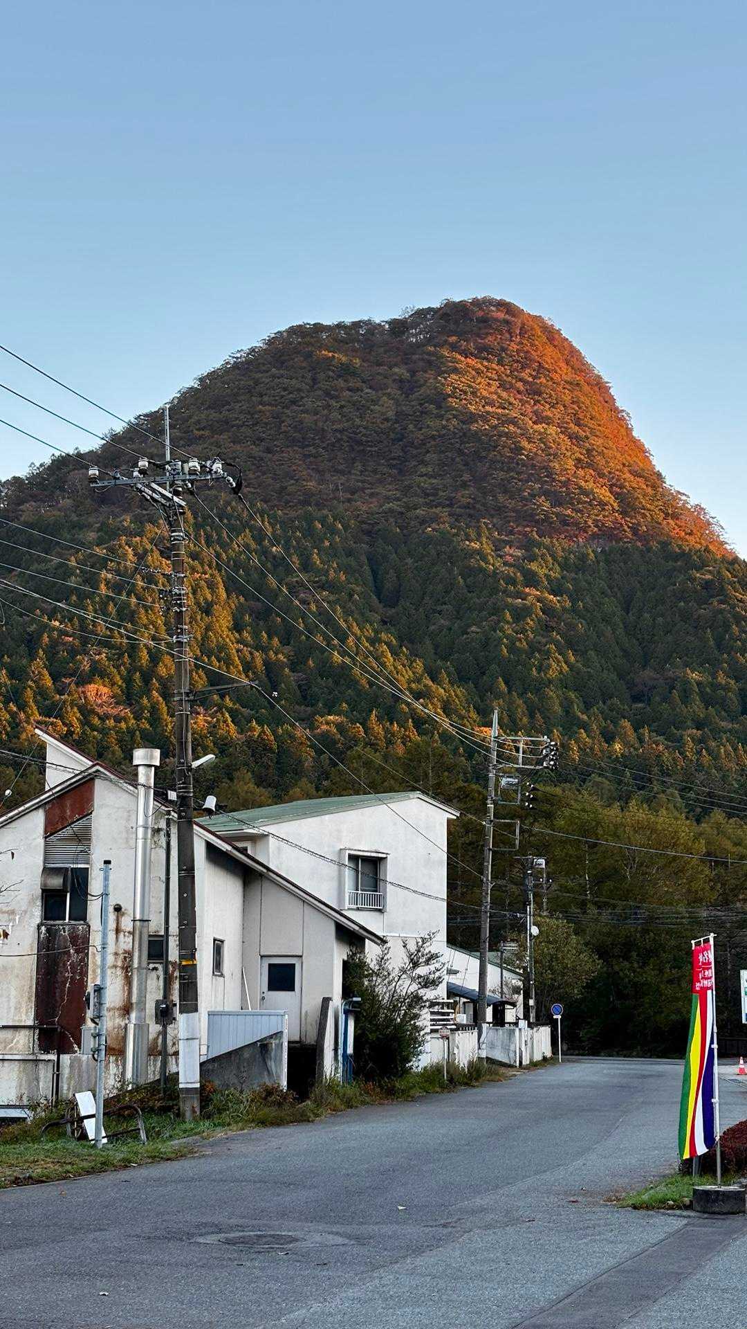 茨城の男はよく話す
バイクの男は終始無言
二人は知り合いではないという

「偶然」出会った男たち三人で湖を眺める