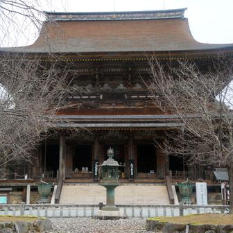 金峯山寺の本堂
白鳳年間に役小角により創建されたと伝えられる。平安時代以降、幾度か焼失・再建を繰り返し、現在の建物は安土桃山時代に完成した
木造の古建築としては、東大寺大仏殿に次ぐ規模を持つ荘厳な建築である