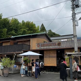 うーん、10:00からと思っていたらもう開店している！？
のんびり歩いている場合ではなかった

結構な待ち
回転率はそれほどよくないのか？
なぜだろう…
みんなもっと急いで食べようよ
ロットを乱してはいけない

https://maps.app.goo.gl/pN14ipib27xX74K38?g_st=ic