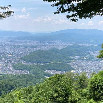 下山中にある展望の良いポイントにて✨
京都市内が見える
今日のゴールも右の方に見えている

ここ前にもきたことあるよな〜って思ってたら、