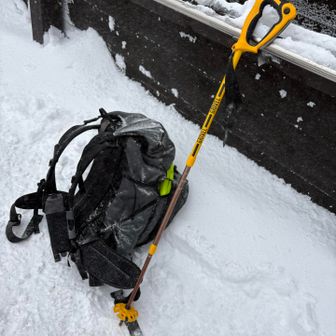 アイゼン付けるくらいの時間でリュックに雪積もるとか