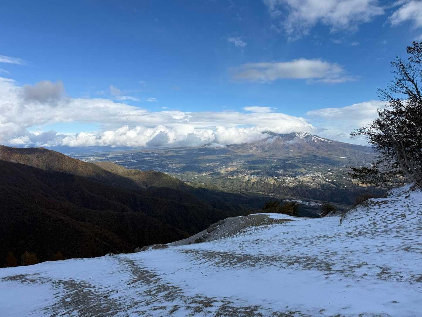 一度樹林帯に逃げ込んで休憩していたら、少し青空が出てきたのでビーチに戻りました。さっきよりガスが晴れて八ヶ岳が少し見えてる❗️