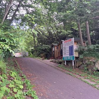 駐車場横のバイオトイレ