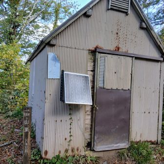 避難小屋があった　中を覗いて地元の人たちに愛され大切にされている山だと実感した