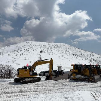 国道除雪作業中
目の前に白根山が見えますがここまで‼️
戻ります