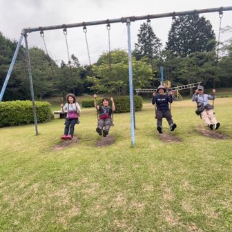 ブランコで遊ぶ😆