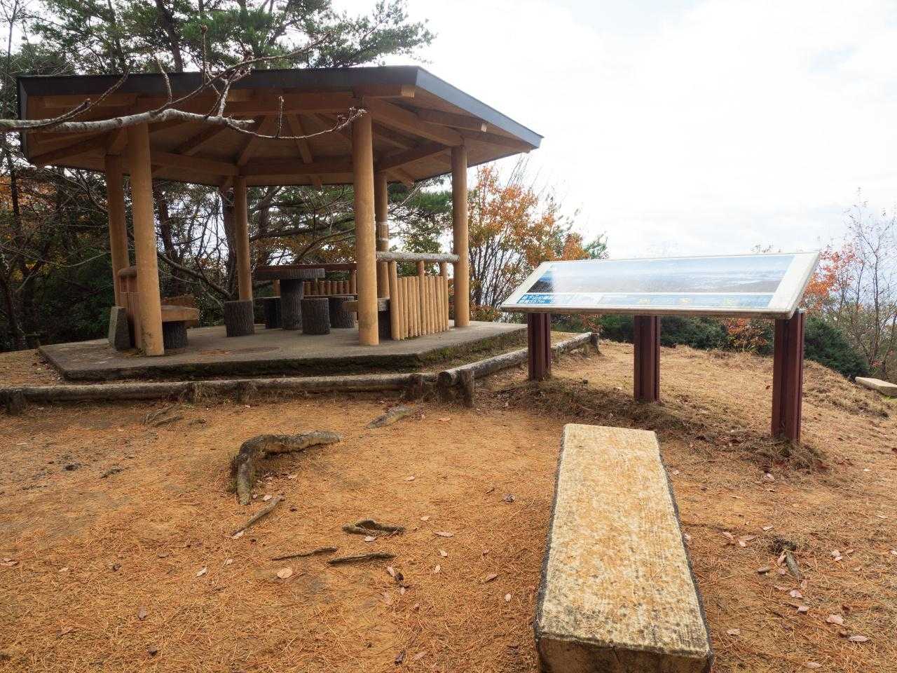 帰りは電波塔を反時計回りに回る道を行く。途中の東屋。