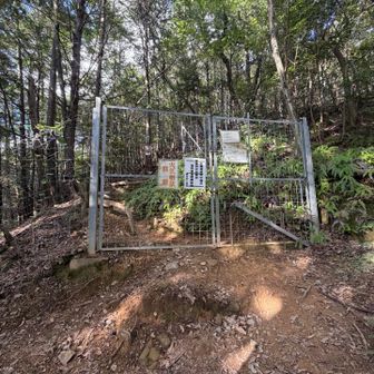 登山口近くの防獣柵