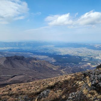 阿蘇山・高岳・根子岳 ちょっと霞んでいる。この日の前は野焼きだったので。