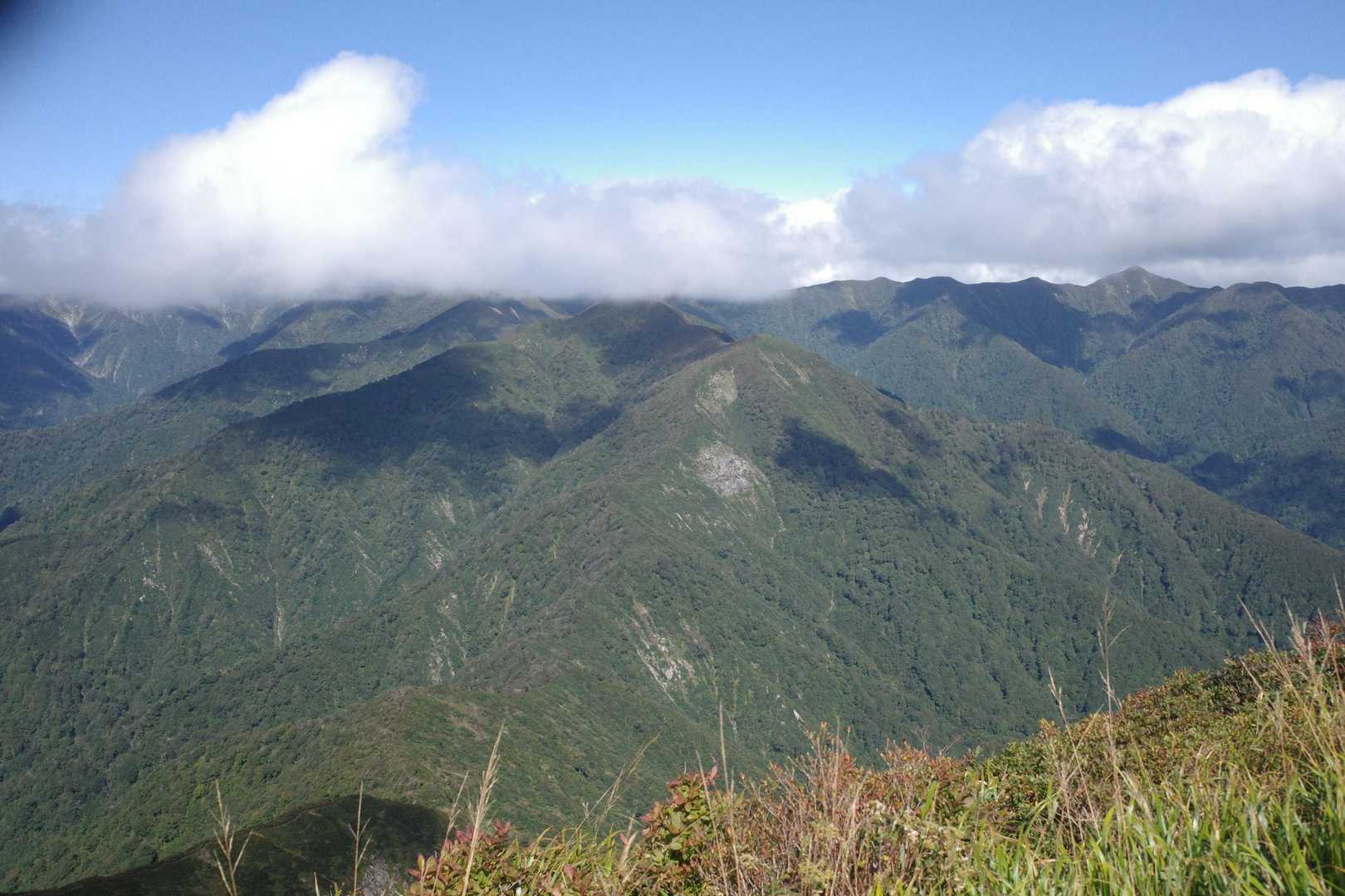 大朝日岳はまだ見えず