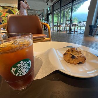 牧場へ下りそれぞれタイムに
スタバでクリアコーヒーとスコーンを
