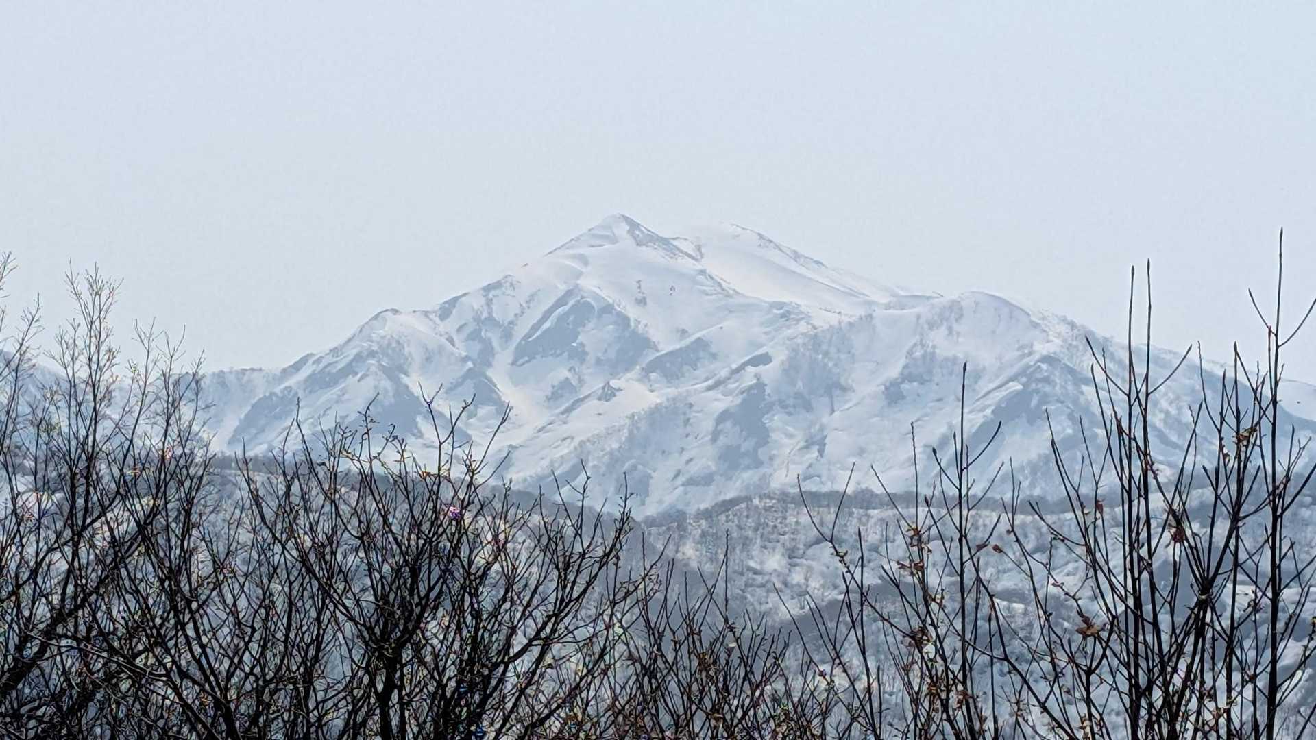 右側に粟ケ岳〜