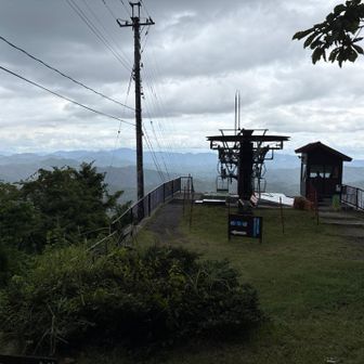チッキショー雨降って来た😰
リフト🚠で逃げるぞ💨