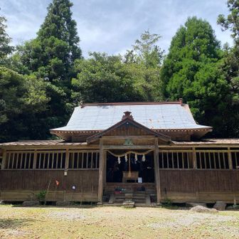 拝殿の奥からは禁足地
三体の巨石が御神体として祀られているそう